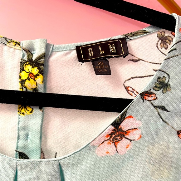 Mint colored thin blouse with lovely flower design - Picture 2 of 6